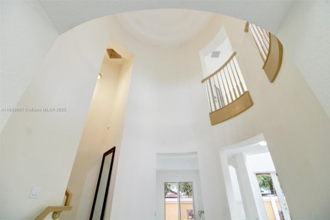 House in Miami, Florida 4 bedrooms, 301.28 sq.m. № 1939170 - photo 7