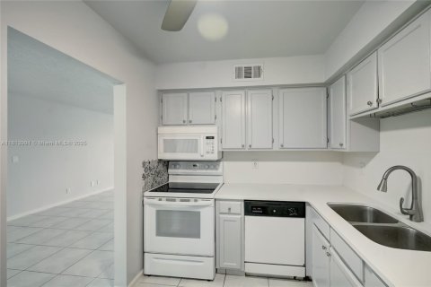 Condo in Boynton Beach, Florida, 2 bedrooms  № 1958705 - photo 10