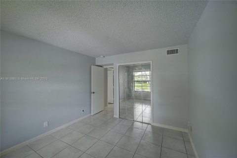Condo in Boynton Beach, Florida, 2 bedrooms  № 1958705 - photo 12
