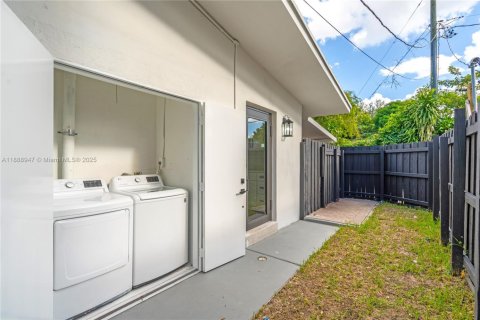 Villa ou maison à vendre à Fort Lauderdale, Floride: 2 chambres, 83.61 m2 № 1941074 - photo 19