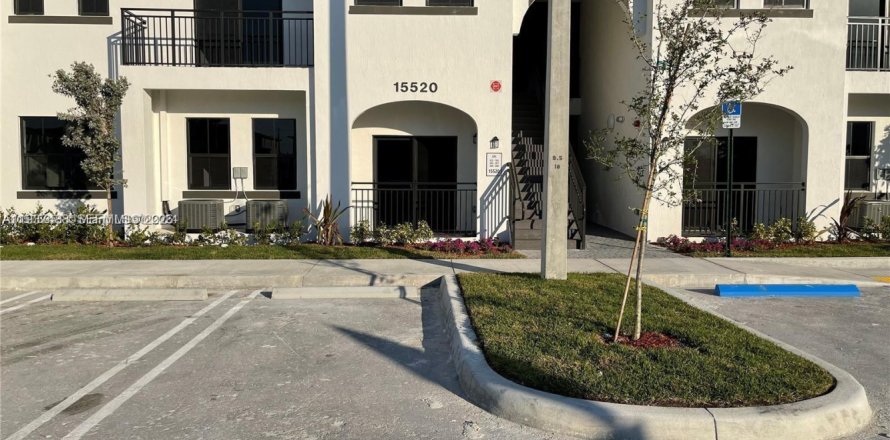 Condo in Miami, Florida, 3 bedrooms  № 1997182