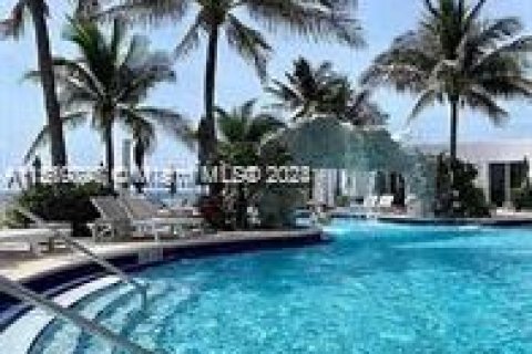 Condo in Sunny Isles Beach, Florida  № 1865201 - photo 2