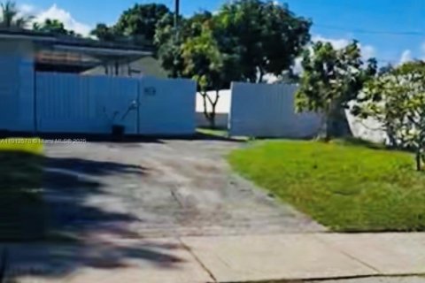 Immobilier commercial à louer à Miami, Floride: 1 chambre, 130.43 m2 № 1968727 - photo 2