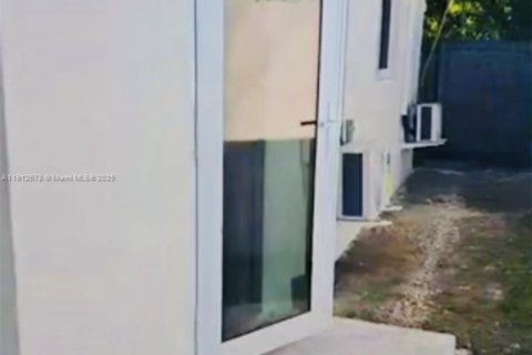 Commercial property in Miami, Florida 1 bedroom, 130.43 sq.m. № 1968727