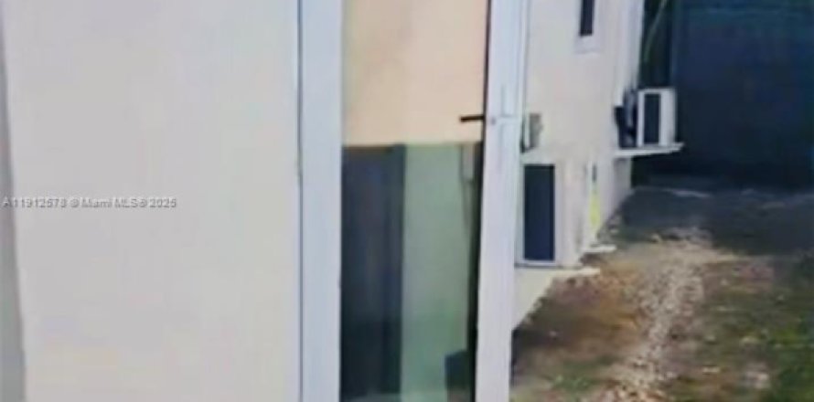 Immobilier commercial à Miami, Floride 1 chambre, 130.43 m2 № 1968727