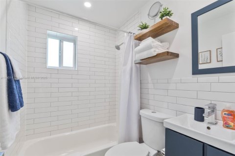 Casa en venta en Miami, Florida, 3 dormitorios, 123.93 m2 № 1951712 - foto 12