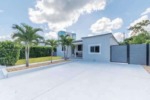 Casa en venta en Miami, Florida, 3 dormitorios, 123.93 m2 № 1951712 - foto 1
