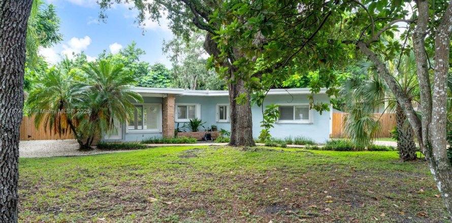Casa en Pinecrest, Florida 3 dormitorios, 121.89 m2 № 1927173