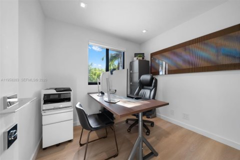 House in Weston, Florida 4 bedrooms, 195.09 sq.m. № 2022056 - photo 13