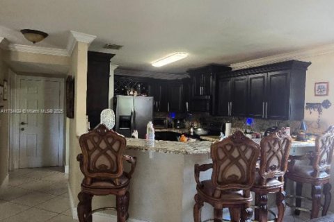 House in Miami, Florida 4 bedrooms, 218.41 sq.m. № 1859330 - photo 3