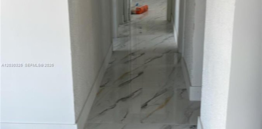 Casa en Miami, Florida 4 dormitorios, 62.99 m2 № 2257973