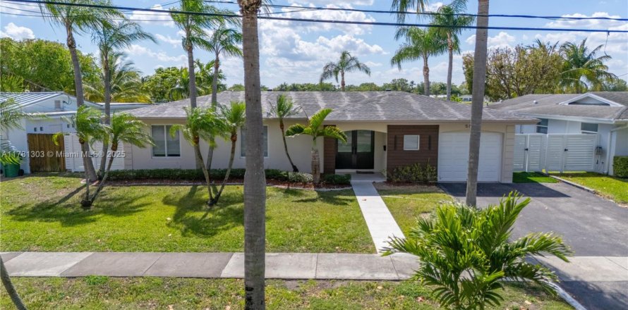 House in Miami, Florida 4 bedrooms, 175.96 sq.m. № 1728295