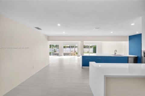 House in Miami, Florida 4 bedrooms, 175.96 sq.m. № 1728295 - photo 4