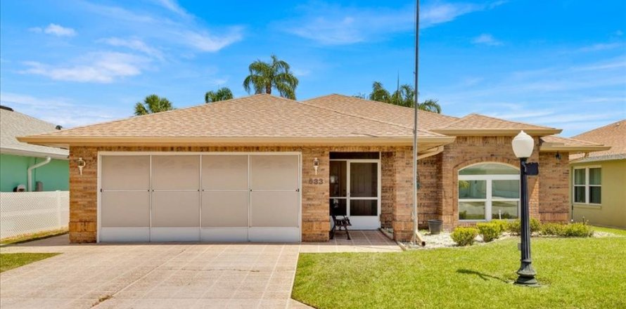 House in Haines City, Florida 2 bedrooms, 155.43 sq.m. № 1735226