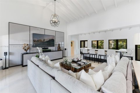 House in Coral Gables, Florida 6 bedrooms, 1221.39 sq.m. № 1698943 - photo 12