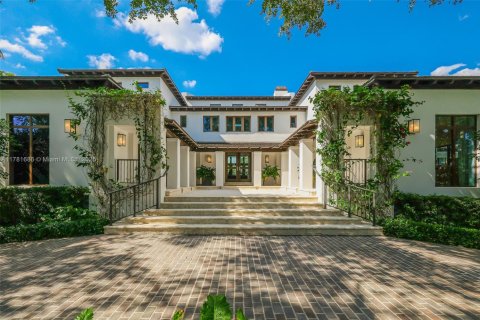 House in Coral Gables, Florida 6 bedrooms, 1221.39 sq.m. № 1698943 - photo 1