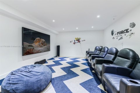 House in Coral Gables, Florida 6 bedrooms, 1221.39 sq.m. № 1698943 - photo 28