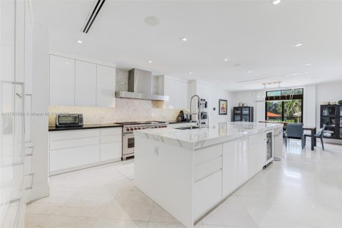 House in Coral Gables, Florida 6 bedrooms, 1221.39 sq.m. № 1698943 - photo 10
