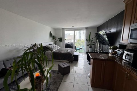 Condo in Sunny Isles Beach, Florida  № 2040194 - photo 9