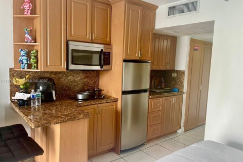 Condo in Sunny Isles Beach, Florida  № 2040194 - photo 7