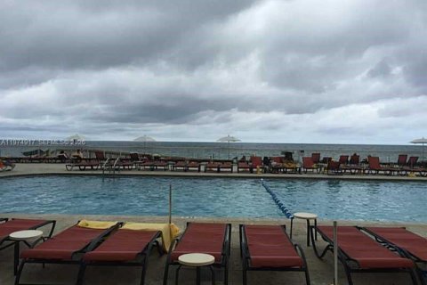 Condo in Sunny Isles Beach, Florida  № 2040194 - photo 19