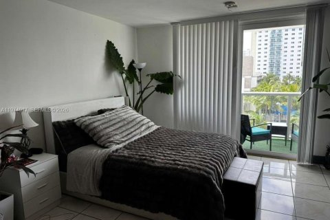 Condo in Sunny Isles Beach, Florida  № 2040194 - photo 12