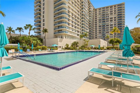 Copropriété à louer à Hollywood, Floride: 2 chambres, 119.94 m2 № 2432257 - photo 14