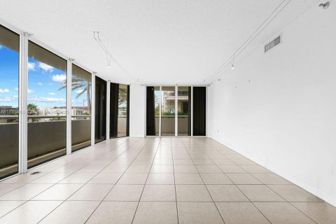 Condo in Surfside, Florida, 2 bedrooms  № 1864927 - photo 8