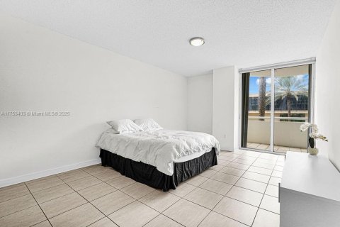 Condo in Surfside, Florida, 2 bedrooms  № 1864927 - photo 19