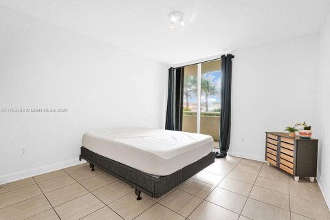 Condo in Surfside, Florida, 2 bedrooms  № 1864927 - photo 17