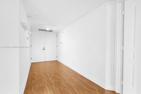 Condo in Surfside, Florida, 2 bedrooms  № 1864927 - photo 6