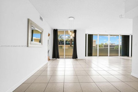 Condo in Surfside, Florida, 2 bedrooms  № 1864927 - photo 9