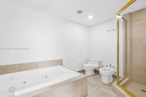 Condo in Surfside, Florida, 2 bedrooms  № 1864927 - photo 23