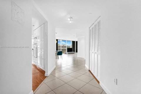 Condo in Surfside, Florida, 2 bedrooms  № 1864927 - photo 5