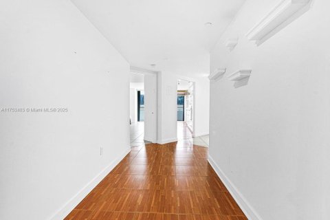 Condo in Surfside, Florida, 2 bedrooms  № 1864927 - photo 4