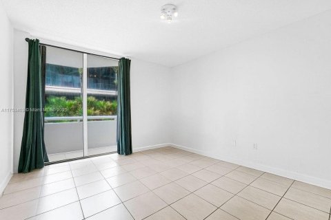 Condo in Surfside, Florida, 2 bedrooms  № 1864927 - photo 18