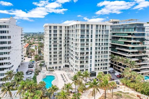 Condo in Surfside, Florida, 2 bedrooms  № 1864927 - photo 1