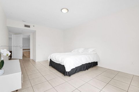 Condo in Surfside, Florida, 2 bedrooms  № 1864927 - photo 20