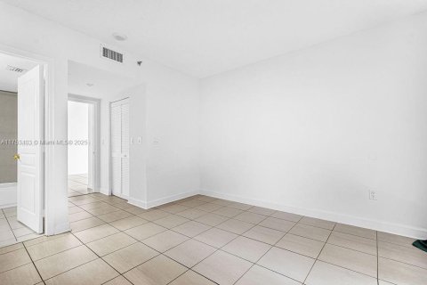 Condo in Surfside, Florida, 2 bedrooms  № 1864927 - photo 15