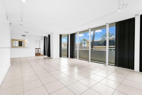 Condo in Surfside, Florida, 2 bedrooms  № 1864927 - photo 12