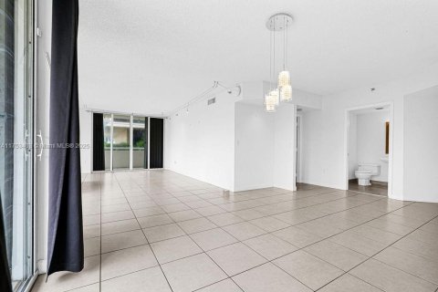 Condo in Surfside, Florida, 2 bedrooms  № 1864927 - photo 11