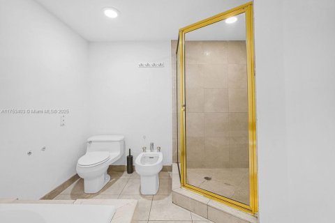 Condo in Surfside, Florida, 2 bedrooms  № 1864927 - photo 24