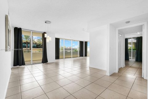 Condo in Surfside, Florida, 2 bedrooms  № 1864927 - photo 10