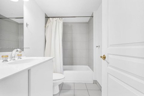 Condo in Surfside, Florida, 2 bedrooms  № 1864927 - photo 16