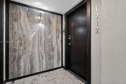 Снять в аренду кондоминиум в Майами-Бич, Флорида 2 спальни, 161м2, № 1987911 - фото 1