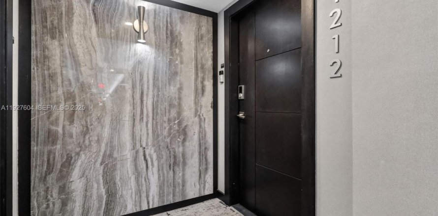 Кондоминиум с 2 спальнями в Майами-Бич, Флорида № 1987911