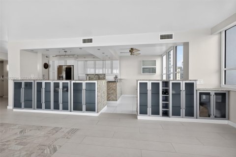 Снять в аренду кондоминиум в Майами-Бич, Флорида 2 спальни, 161м2, № 1987911 - фото 11