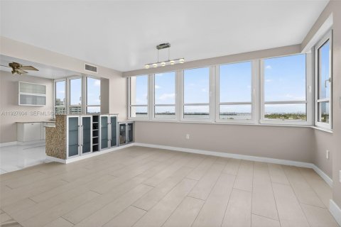 Снять в аренду кондоминиум в Майами-Бич, Флорида 2 спальни, 161м2, № 1987911 - фото 9