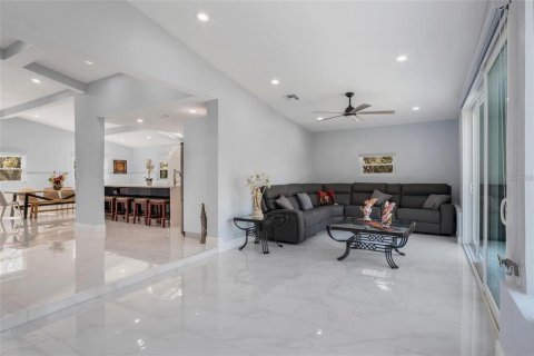 House in Eustis, Florida 6 bedrooms, 377 sq.m. № 1778564 - photo 2
