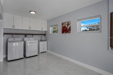 House in Eustis, Florida 6 bedrooms, 377 sq.m. № 1778564 - photo 9